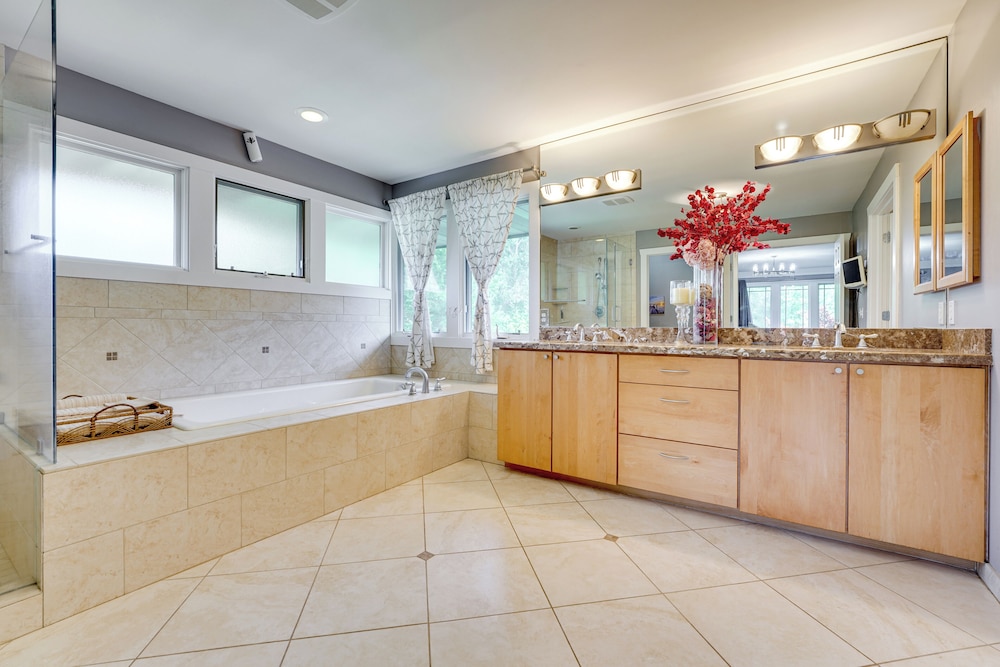 Spacious Family Getaway: 8 Mi to Main St Ann Arbor