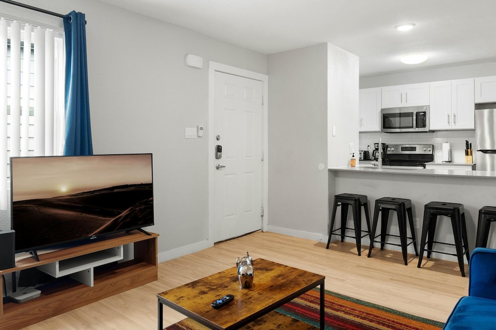 Stylish 2BR Near UT Hyde Park Evonify - Image 5