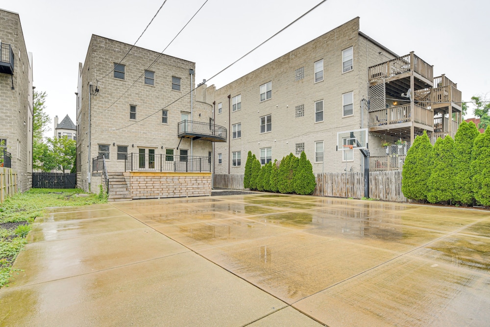 Walk to Lake Michigan: Chicago Apt w/ Deck