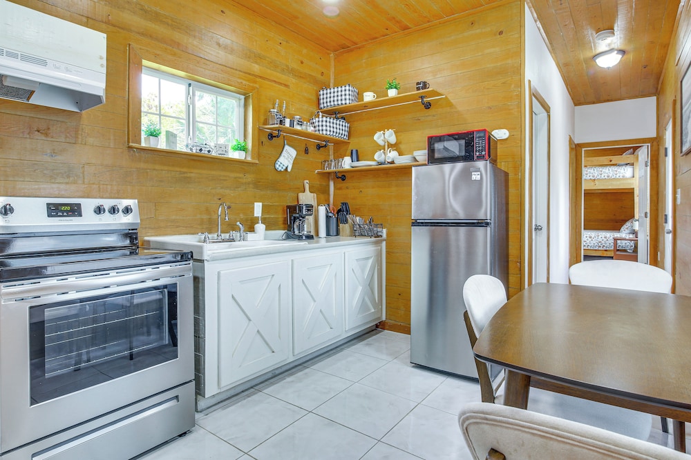 2 Mi to Family Attractions: Brownsville Cottage!