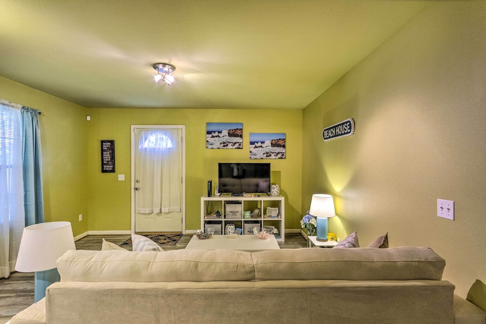 Navarre Beach House: Minutes to Restaurants! view 3