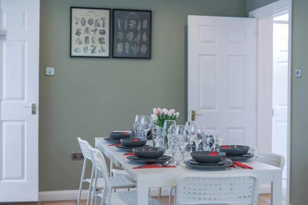 Spacious 4 Bedroom House With Parking