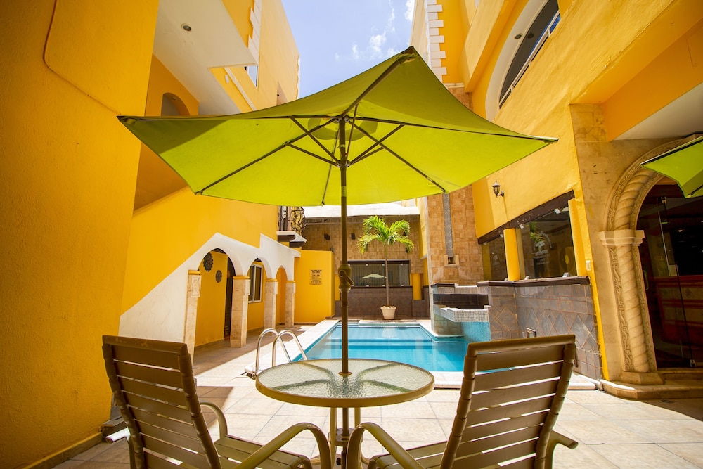 Hotel Suites Flamboyanes - Image 1