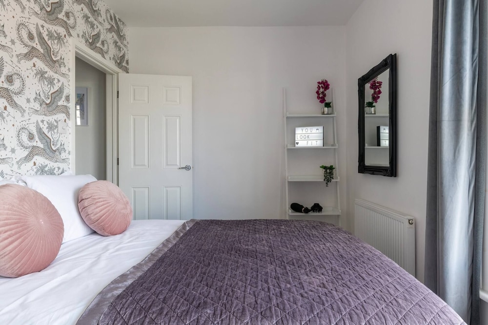 Bright And Beautiful City Cottage With Courtyard view 2