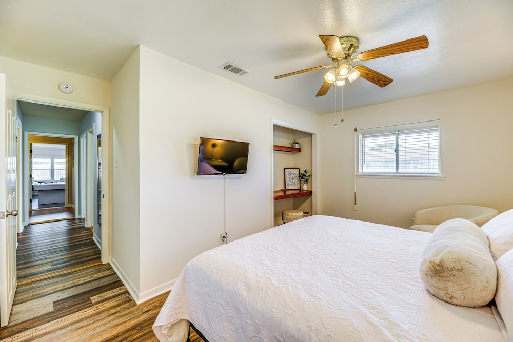 Game Room & Grill: Family Home in Corpus Christi!