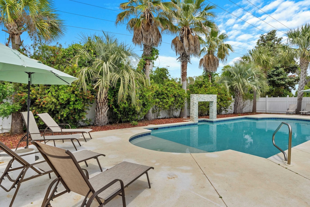Sleeps 36 2 Homes, Walk to Beach, Priv Pool + Hot Tub Tidal Wave & Seacrest