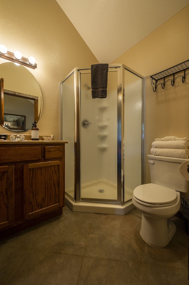 Waco Vacations - Cabin 3 Rental 15 Minutes From Magnolia and Baylor - Property Image 9