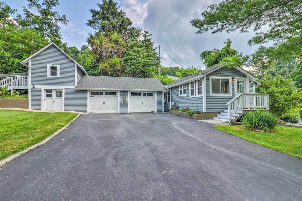 Near Hiking + Dining: Dtwn Sylva Cottage! view 5