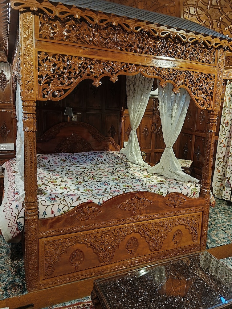 New Alzira Heritage Group of Houseboats
