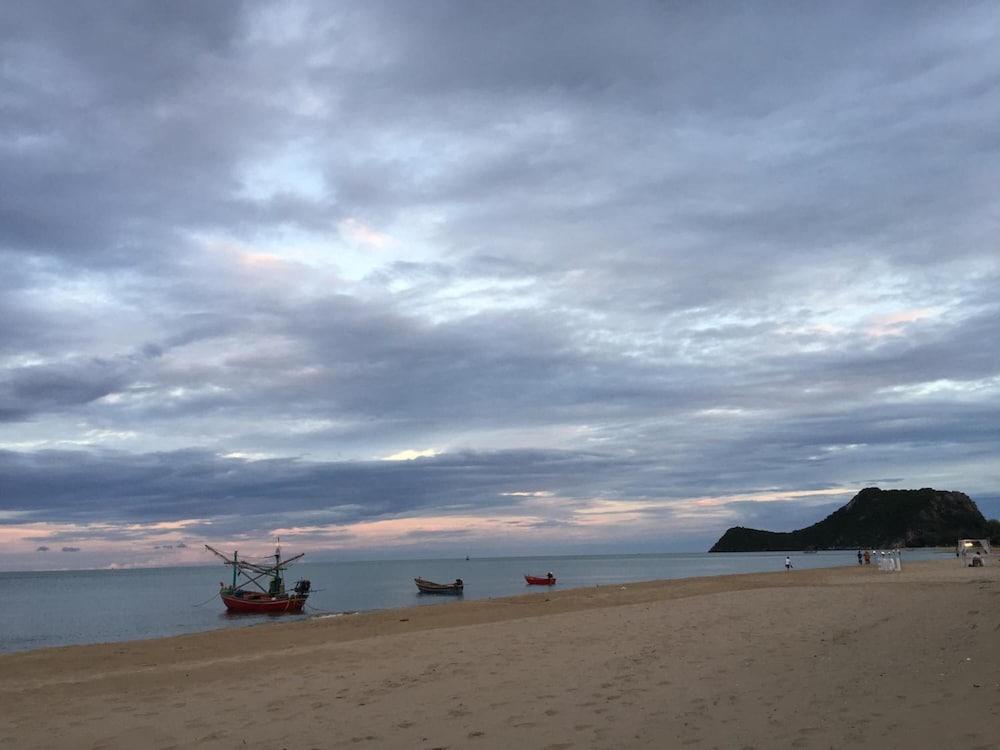 Hua Plee Lazy Beach