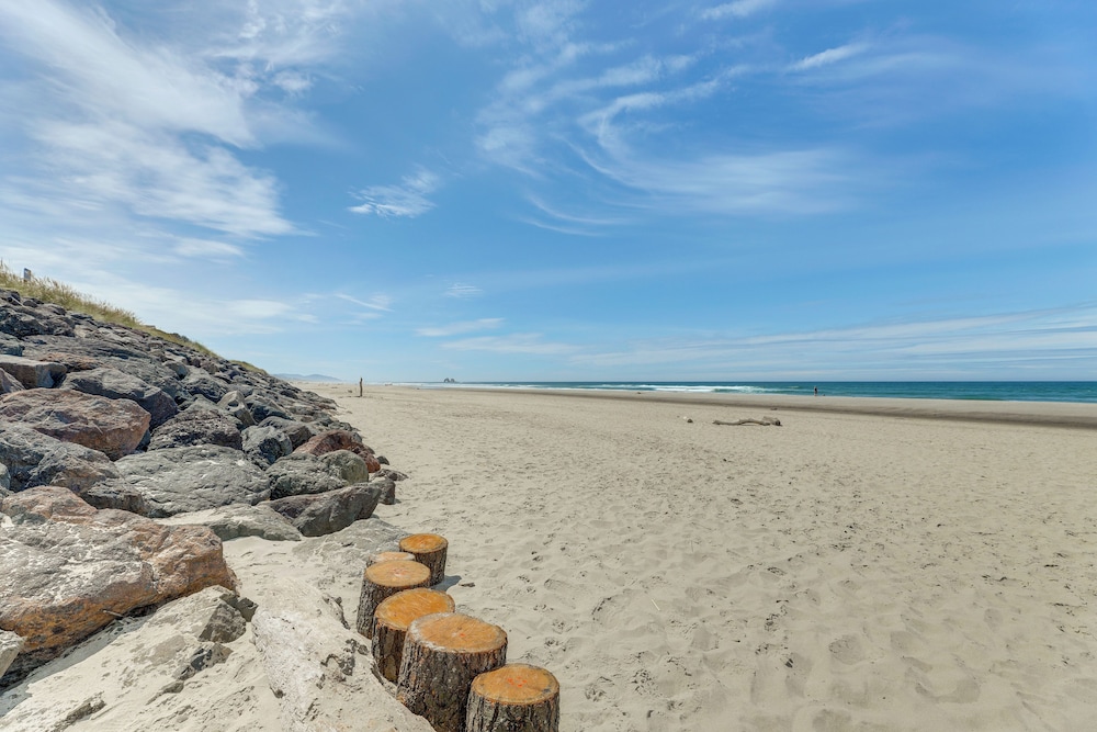 Group Friendly! Rockaway Beach Oasis w/ Game Room