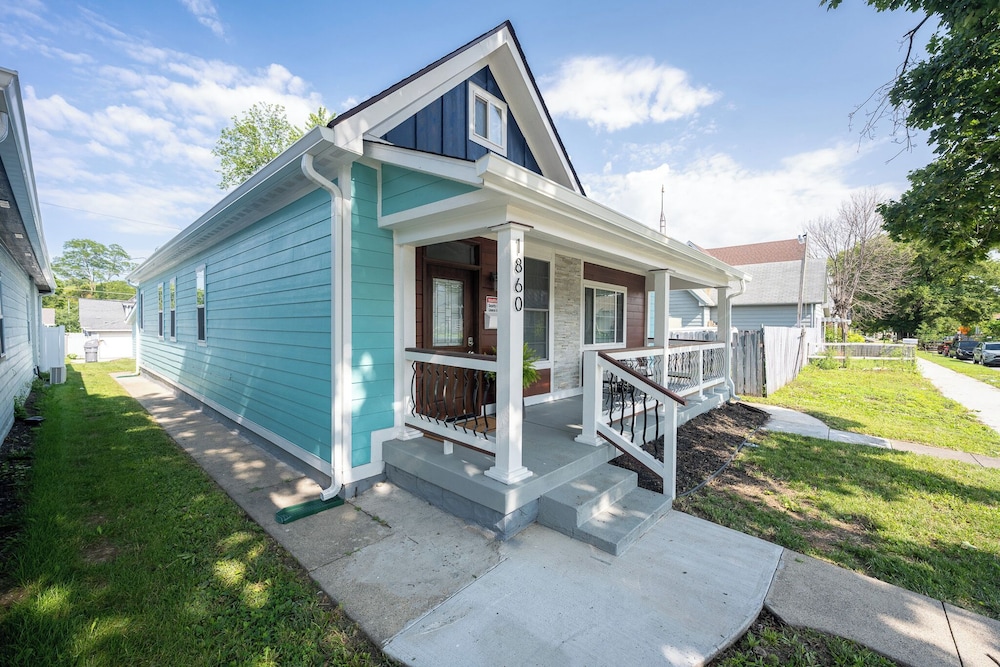 Spacious 5-Bedroom Blue Bungalow