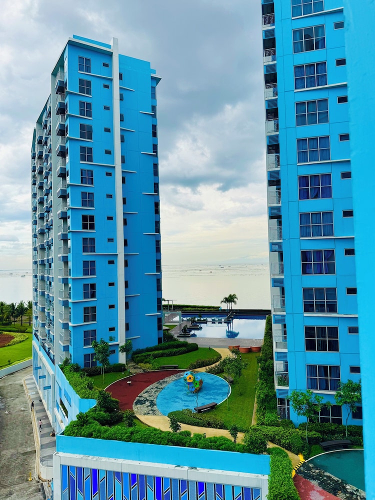 Luxury Staycation beside Okada