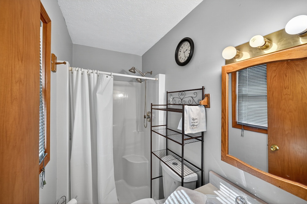 Cozy Retreat With Hot Tub In Peaceful Goshen 4 Bedroom Home