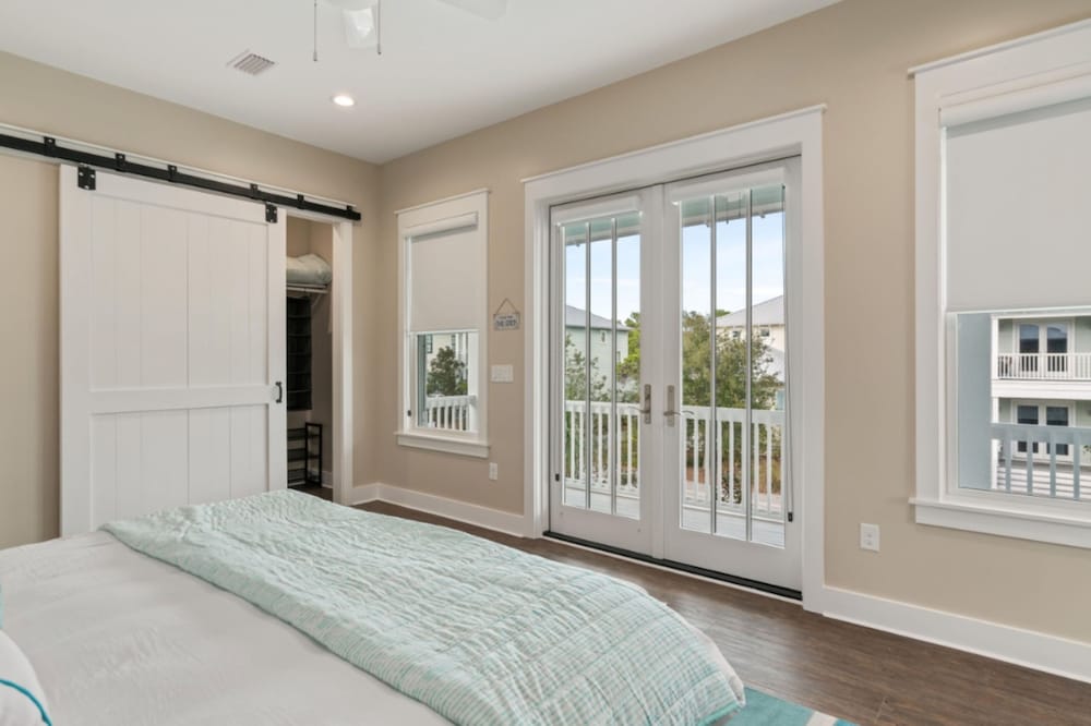 Aquamarine! Sleeps 12! Close to Community Pool! Private Beach Access!