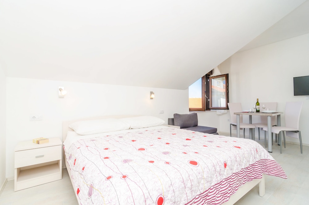 Cina Apartments