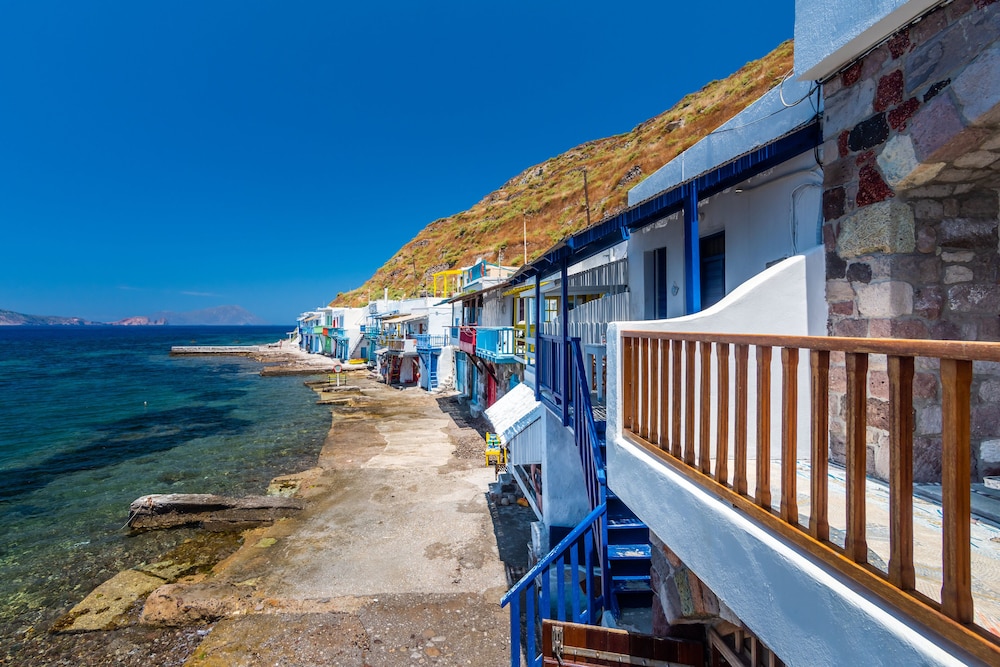 Neosikos AmazingBeach House Milos Island view 4