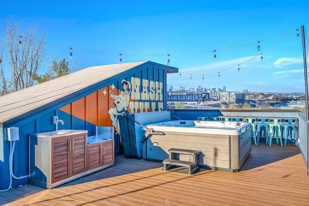 Twin Homes Hot Tub Rooftop Game Zone at Nashville