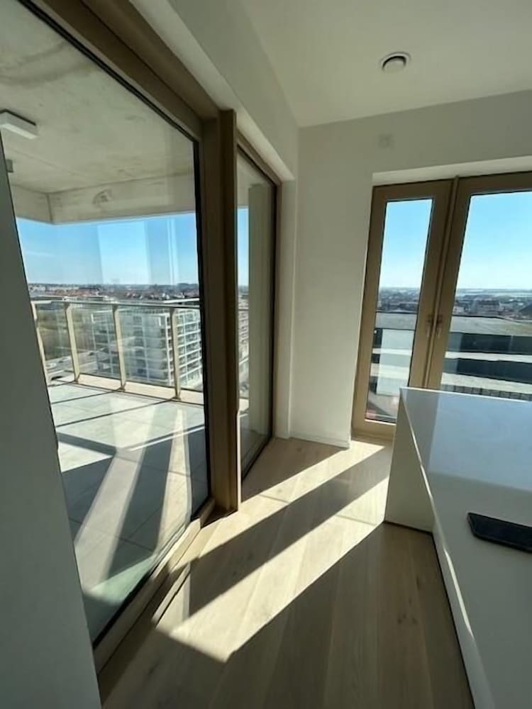 Modern Beach Apartment With Balcony Parking