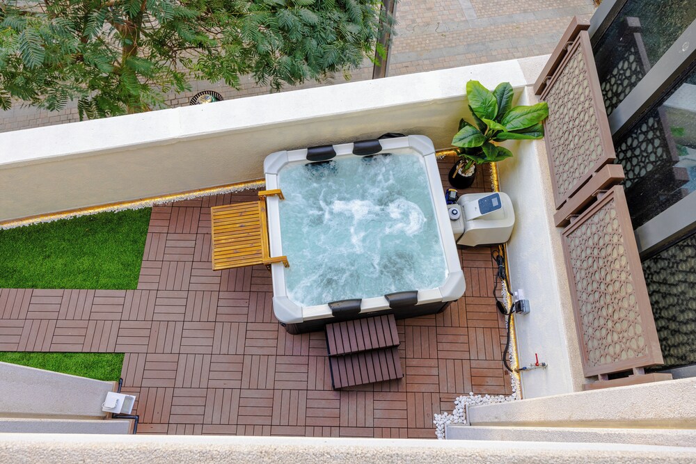 Durrani Homes - The Luxe Retreat 4BR Podium villa with private Jacuzzi and Burj Khalifa View