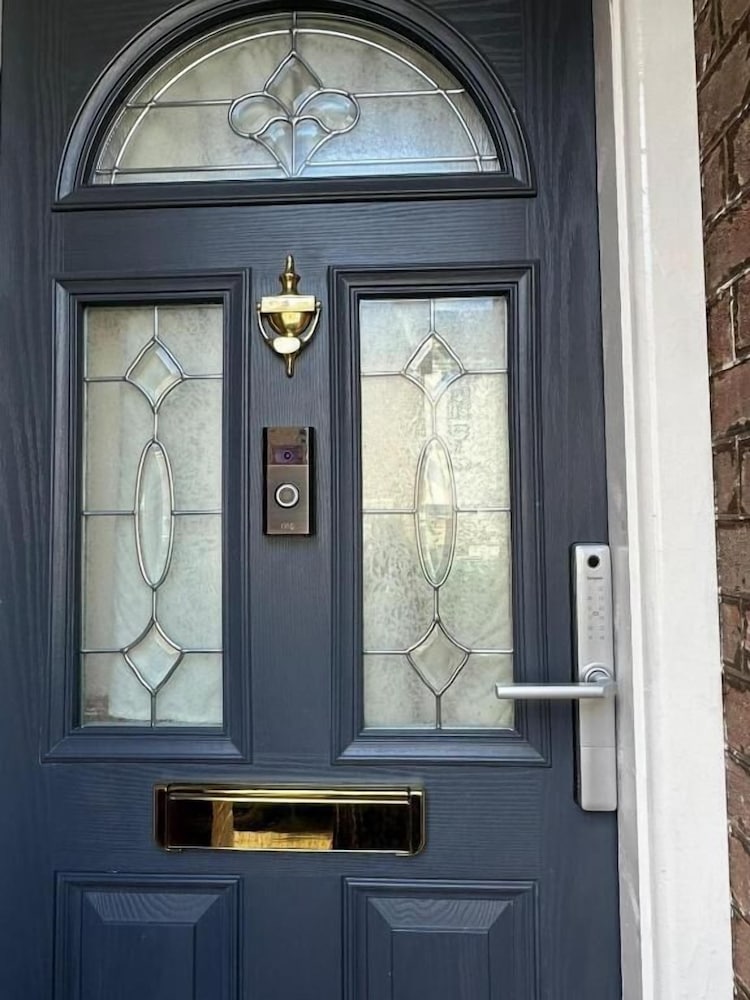 Luton Town House Near Airport