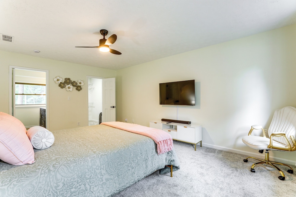 5 Mi to Stone Mountain: Lakefront Family Home