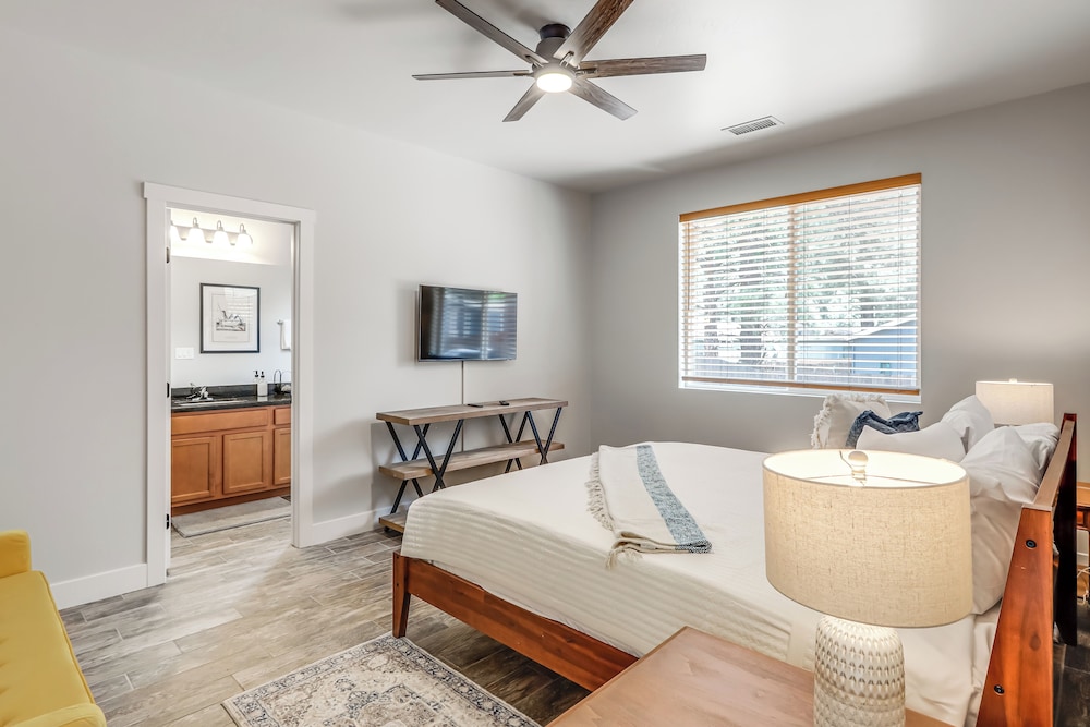 Walk to Flagstaff Urban Trails System: Cozy Home