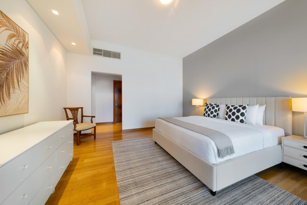 Exclusive Apt w Seafront Views Over Palm Jumeirah