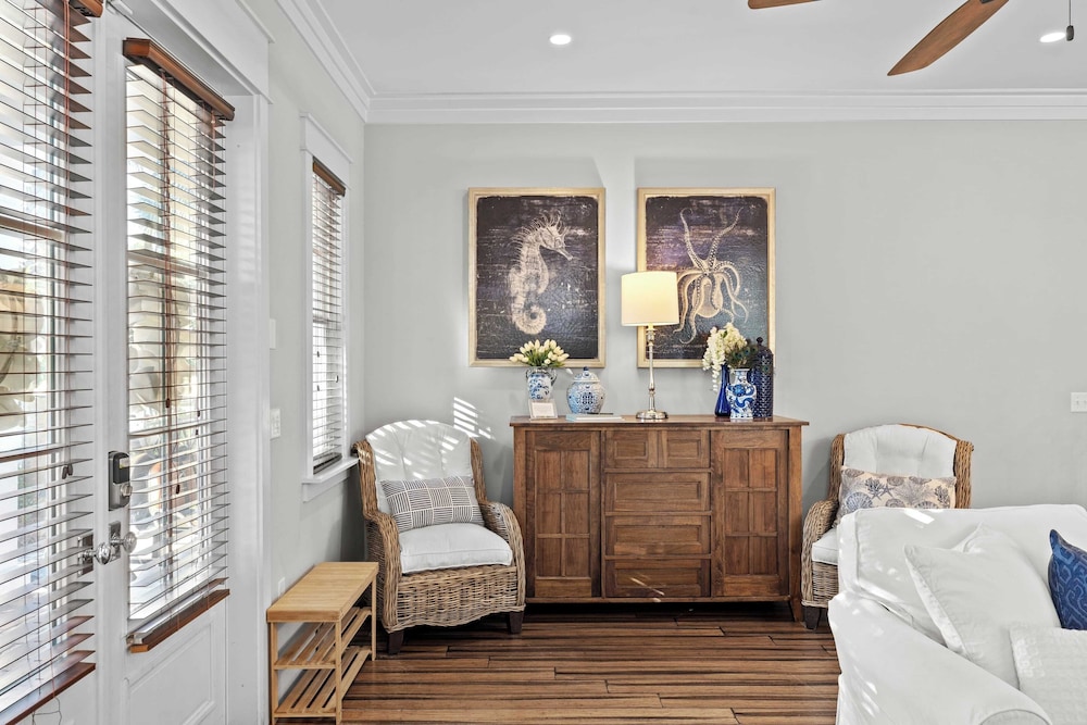 Seagrove Gardens Mins to the Beach, Santa Rosa Retreat w/ Golf Cart, A+ Design