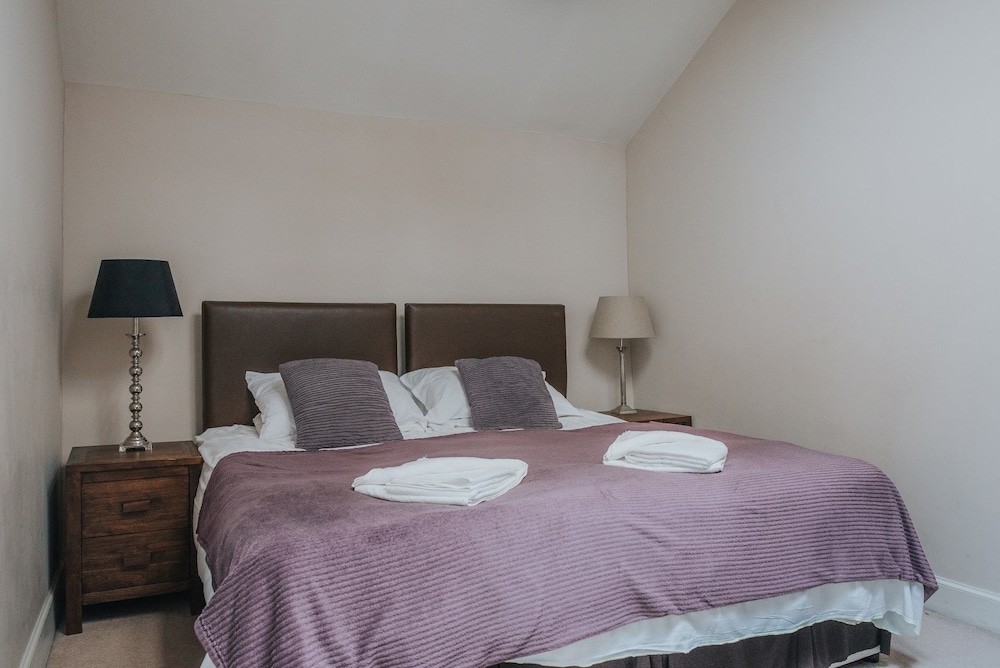 Reizand Apartments, Young St
