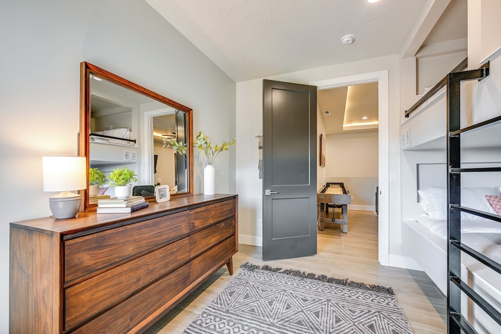 4 Mi to Sand Hollow State Park: Hurricane Townhome