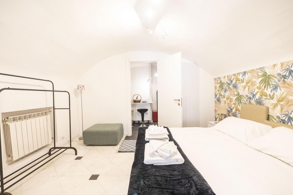 Caden Splace - Dbalconycollection at Piazza Navona