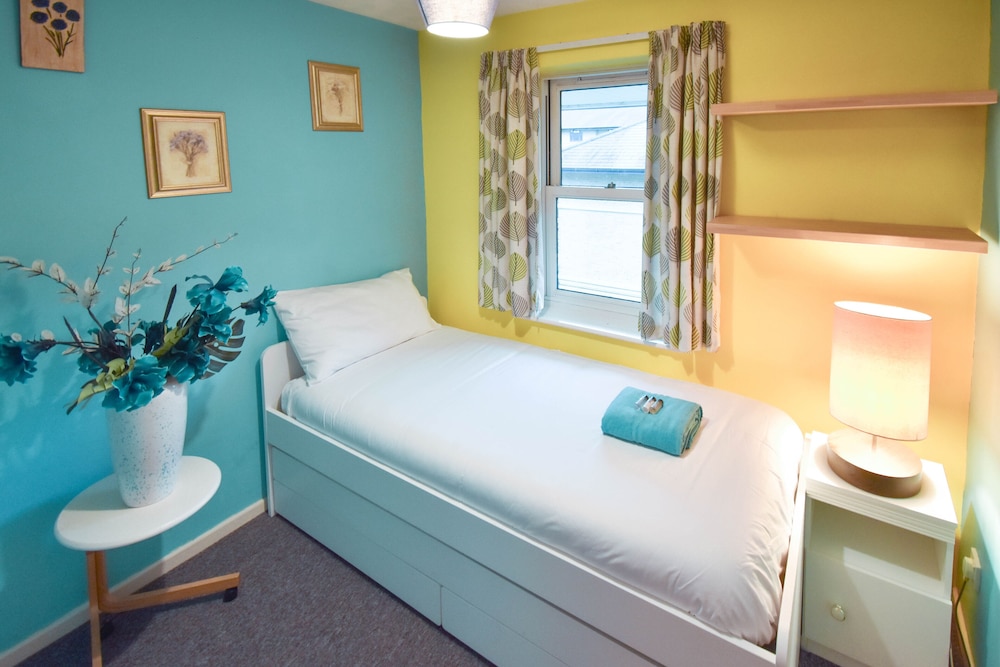 Large 3 Bed Sleep 6 Central MK view 3