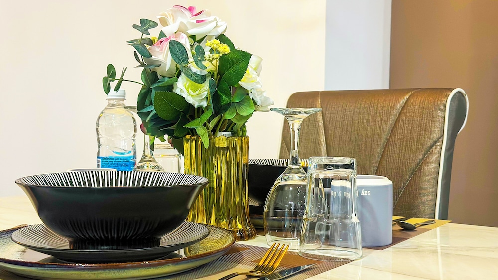 Moonway Luxury Suites At Eaton Residence