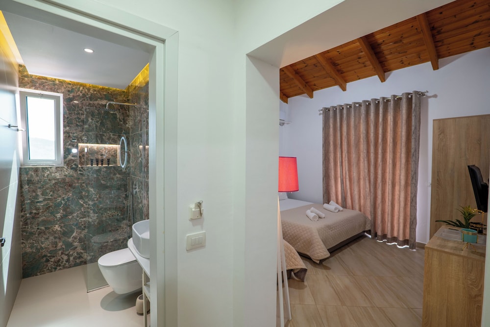 Atlantis Hotel & Apartments