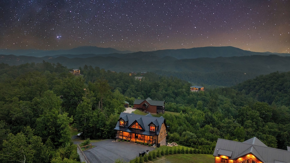 Amazing View Cabin w Gameroom Hot Tub Fire Pit