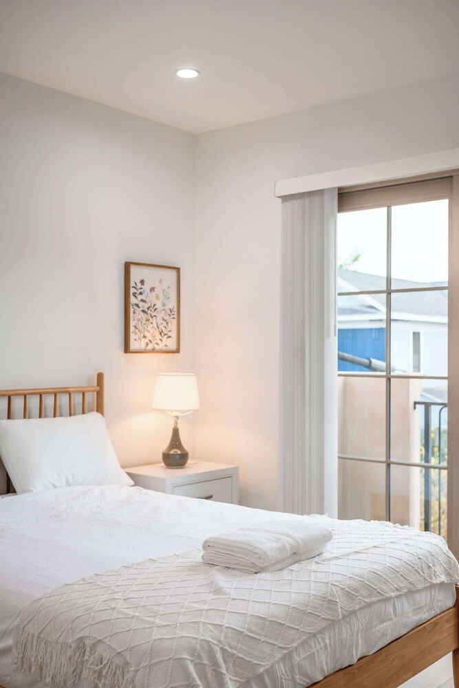 Not Affected by the Fire/modern Spacious Home With Parking & Fully Equipped Kitchen #3
