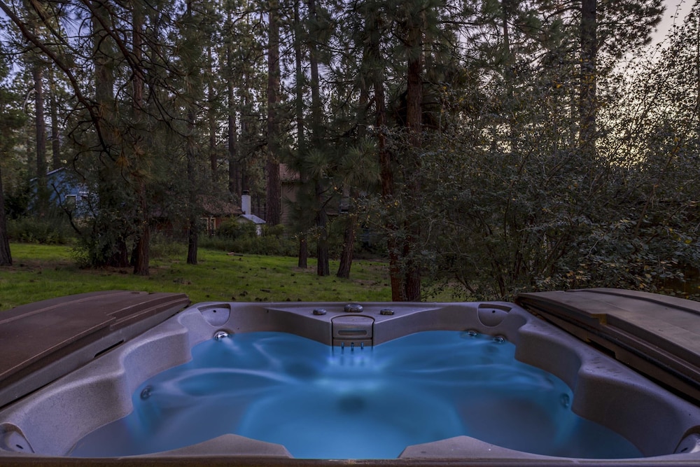 1 Mi to Slopes: Big Bear Ski Haven w/ Hot Tub