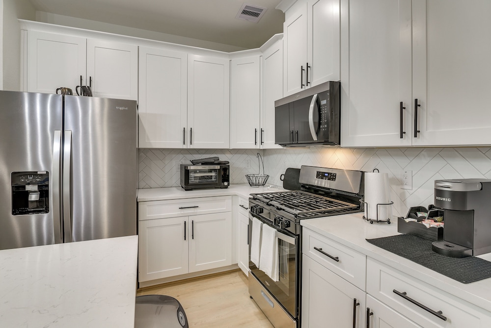 East Downtown Walkability! Modern Houston Townhome