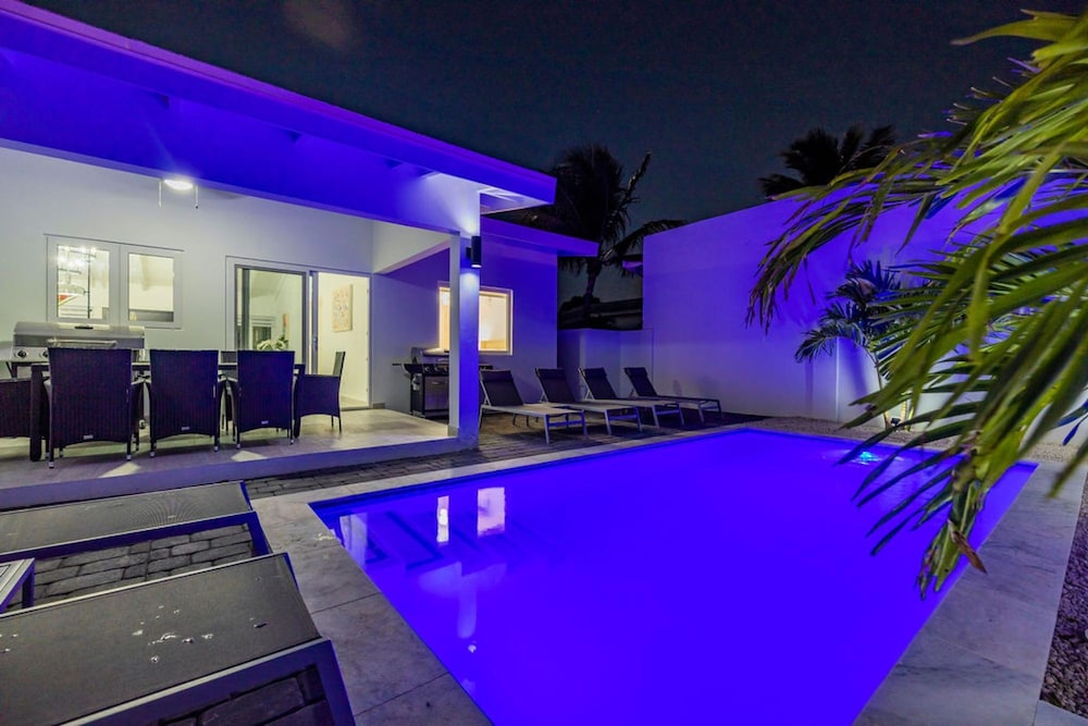 NEW 5BR Villa w Privatepool 3min to Eagle Beach