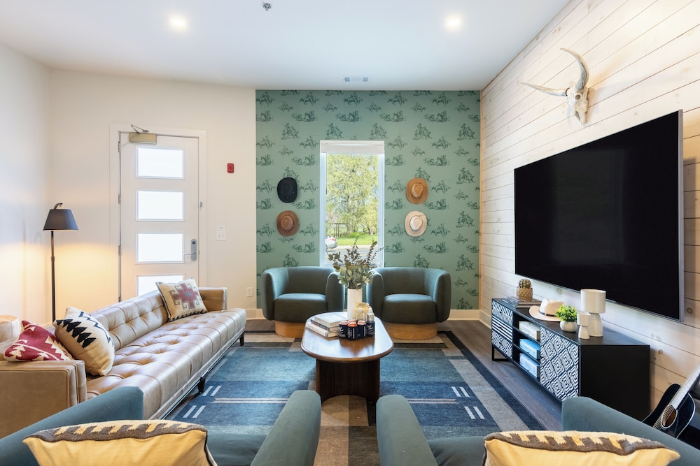The Outrider by AvantStay Chic Stay Close to Broadway