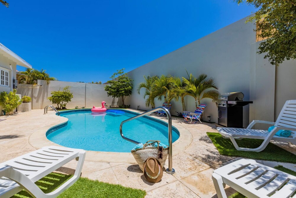 Sleeps 16 Palm Beach - 6BR Villa w Private Pool