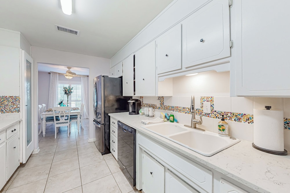 3BR Next to Park w/ Large Yard, AC & W & D