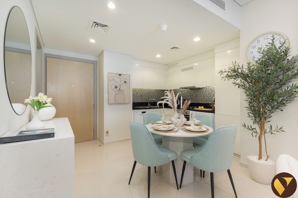 Vogue Business Bay with Sea View Metro
