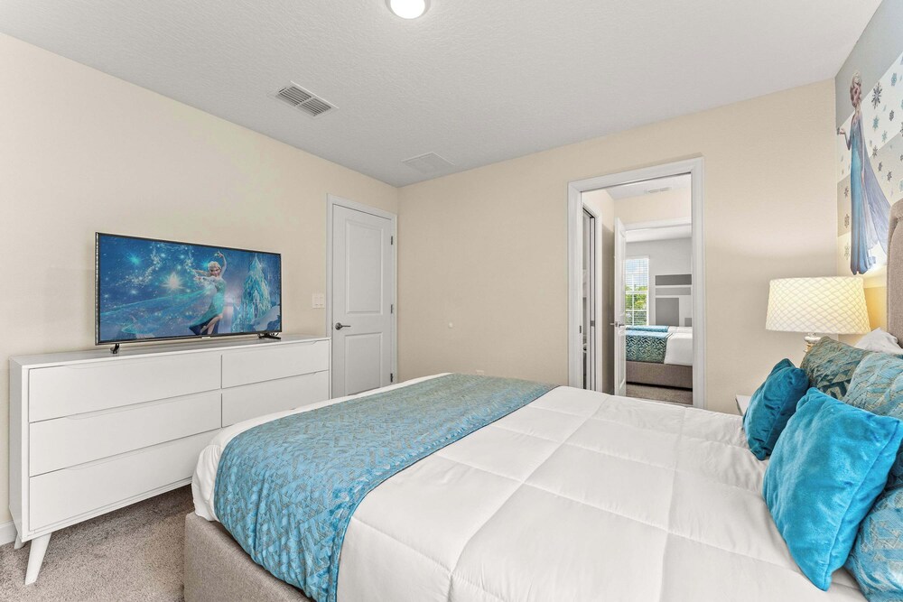 Resort Vibes At Championsgate - Home for 14 With Private Lanai