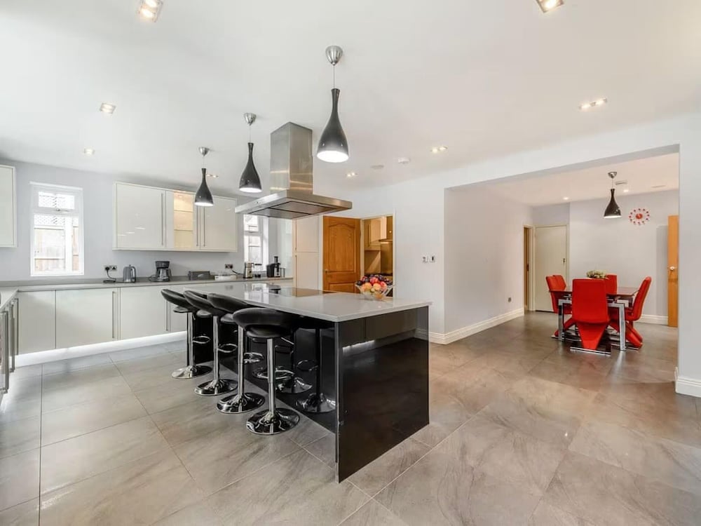 6 Bed House - Sleeps 11 - Pets - Garden - Parking