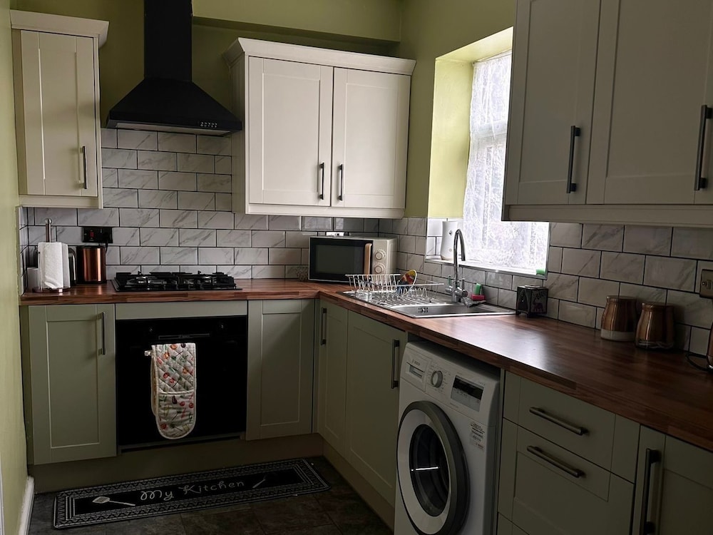 Bradford Vacations - The Hideaway Home BD5 - 2 Bed Lovely Modern House - Property Image 6