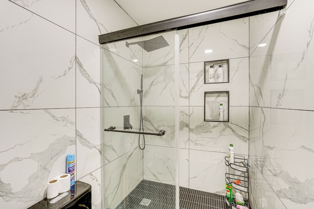 Bay & Hill Views: Modern Hercules Home