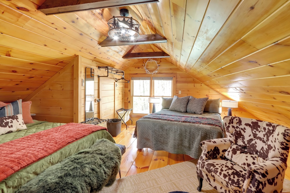 Fire Pit, Hot Tub & Grill: Murphy Family Retreat!