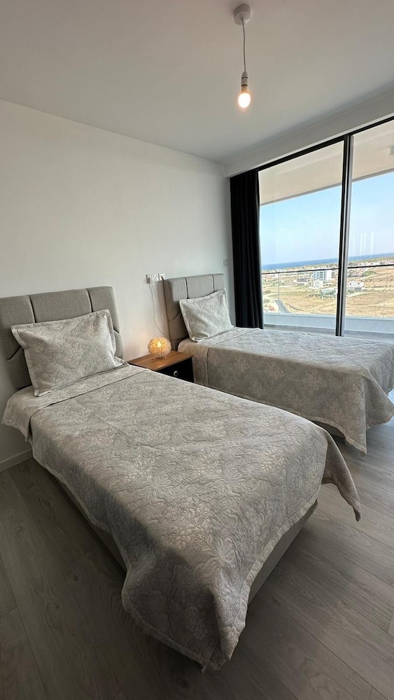 23 Grand Sapphire 2 Bedrooms 2 Shower, Pool, Beach view 3
